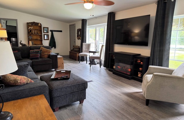 Drummond Island Hotel & Vacation Homes - Channel Road Charmer