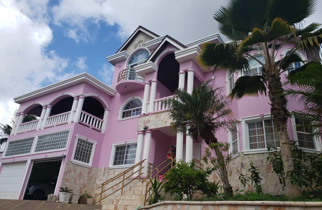 DSH Vacation Rooms & Rentals Queen