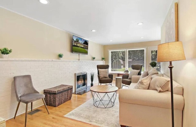 DT Libertyville home w/ 2 Fireplaces by Navy Base!