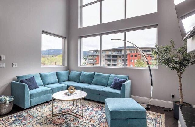 DT modern loft on Front St-soaring windows and views-1 block to beach-MIN 90 day