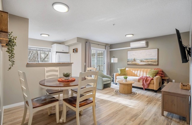 DT Riverside condo near Saddledome, UG parking, AC, 2 bedrooms