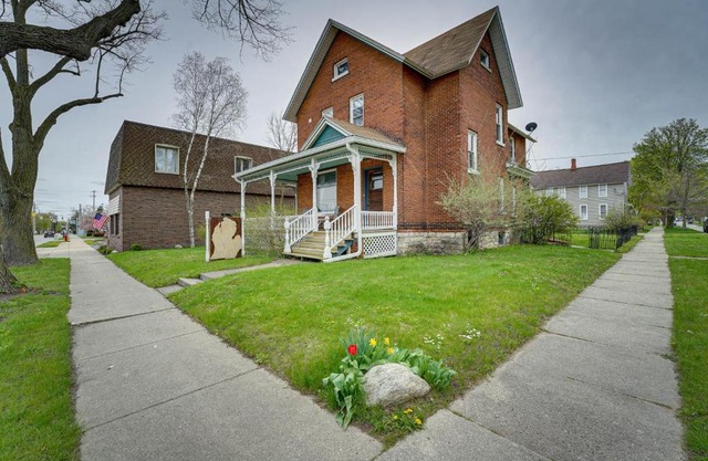 Dtwn Victorian Home - 1 Mi to Lake Michigan Beach!