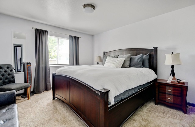 A Gem on Turquoise St ~ 2 King Suites + High Quality Beds + Game Room