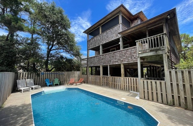 Duck Cottage w/ Heated Pool , big porches and 5 min walk to beach