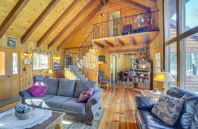 Dog-Friendly Duck Creek Village Cabin w/ Gas Grill
