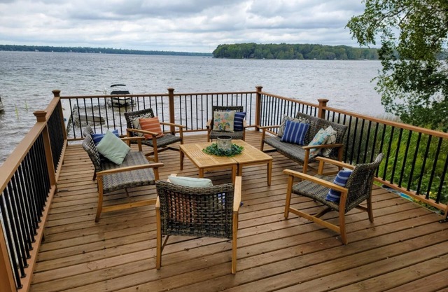 Hermosa casa frente al mar grande con 115 'fachada privada en Duck Lake
