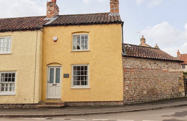 DUCKSTONE COTTAGE, pet friendly, character holiday cottage in Whixley