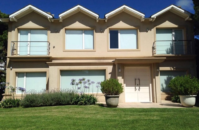 Dueño alquila, casa con piscina, a 100 mts del mar, para 11 personas.