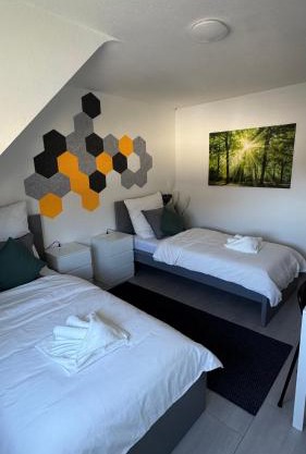 DUHA HOMES - 2 Zimmer Apartment, Monteurwohnung, TV, WIFI, Küche, Self Check-In, Autobahnnähe