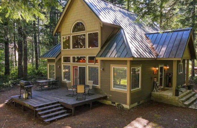 Duke's Chalet Custom Built Oasis in Goat Rocks- pet friendly