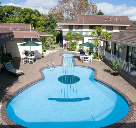 Dukes Midway Lodge