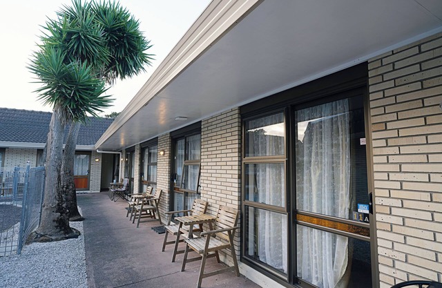 Dukes Midway Lodge