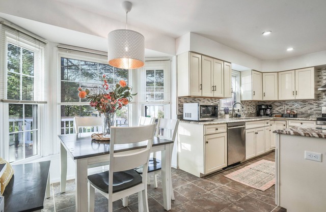 Dulles Luxury: Sleeps 20!