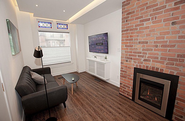 DUNDAS SQUARE Luxury Victorian Home w / Fireplace