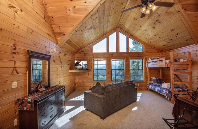 Dunder Mountain Views Cabin Retreat 3 Bedroom Cabin by RedAwning