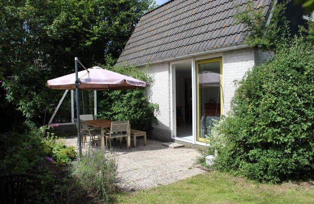 Dune Bungalow directly against the dunes for 5 persons. Holiday home family, Quiet location, Walking in nature, Beach.