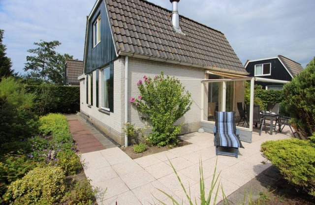 Dune Bungalow directly against the dunes for 4 persons