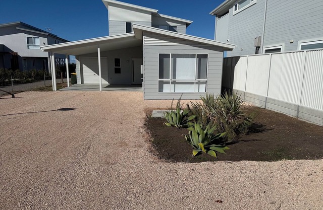 Dune Sea - Modern 2 storey , Beachfront! Off Peak special available!