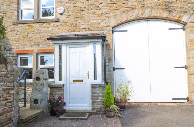 DUNEANE COTTAGE, pet friendly, with open fire in Oswaldtwistle
