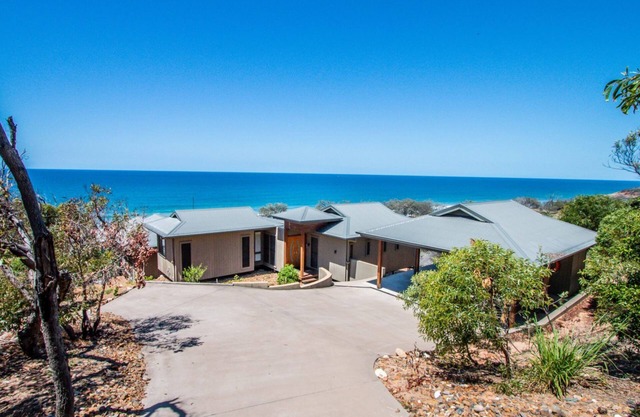 DUNES on SUNRISE AT 1770 - Located in the private & gated Sunrise 1770 estate with ocean views