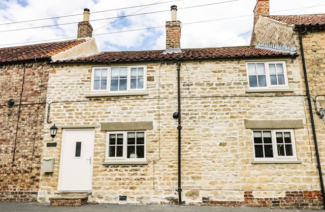 DUNNING, THE MOUNT, pet friendly, character holiday cottage in York