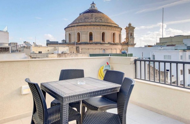 Duplex 2BR penthouse with Balcony, Rooftop & Views
