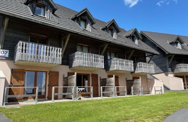Duplex 8 pers avec piscine à Super-Besse - FR-1-814-44