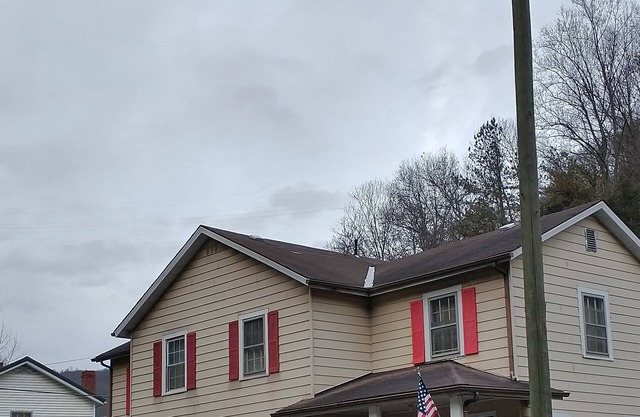 DUPLEX....WITHIN A MILE OF THE HATFIELD MCCOY TRAILS