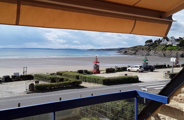 apartamento dúplex de pie con vista completa al mar