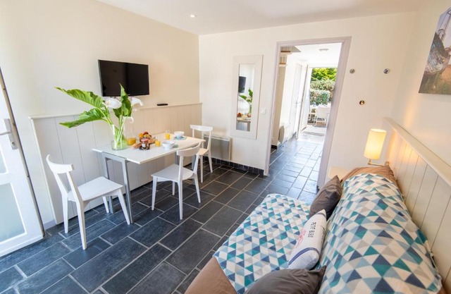 Duplex bord de mer tout confort avec terrasse et parking, plage à pied par Groom