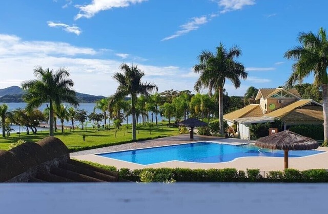 Duplex frente a Lagoa Conceição y estructura del Resort en un condominio cerrado
