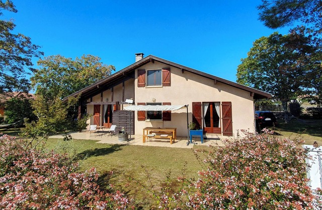 Duplex house with pool & close to the beach