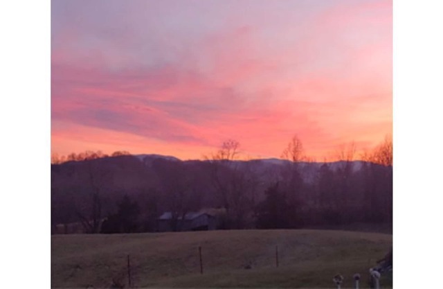 Duplex, located 5 minutes from Johnson City Medical Center !