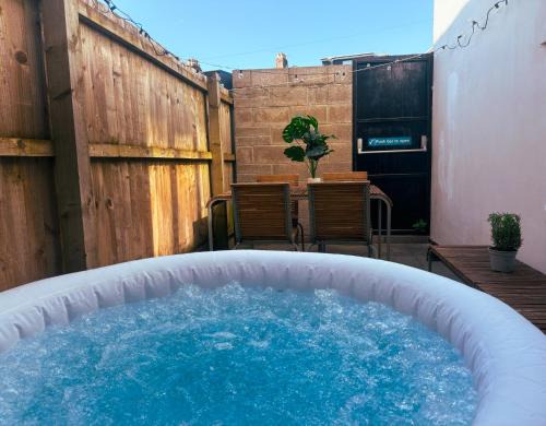 Duplex Stay With Hot Tub Opposite Stadium