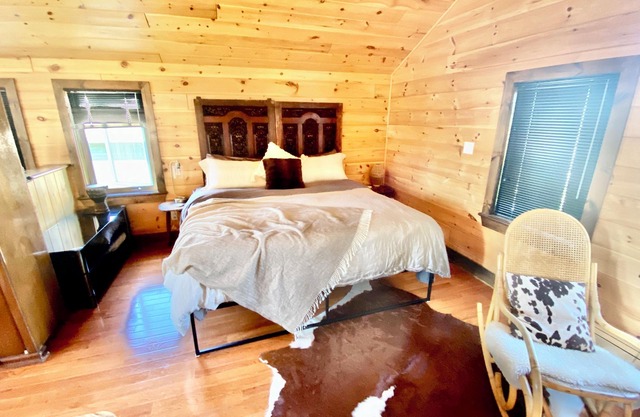Duplex style cottage, 2 kitchens! Nestled in quaint area on River. Dock access!