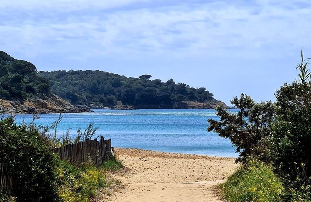 Duplex 1 bed room flat with wide terrace, AIR CO+WIFI Gigaro sandy beach 10 min