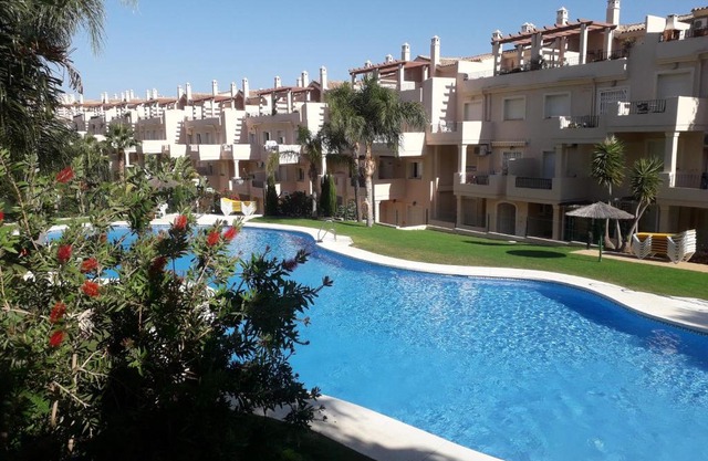 Duquesa Fairways, a spacious apartment with fabulous views and facilities