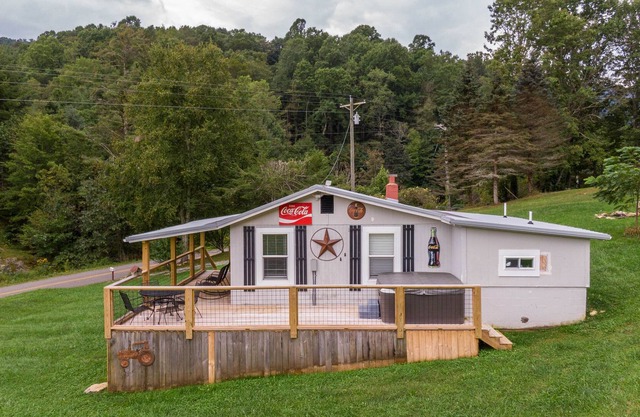 Dutch Creek Cottage - cozy 1bd/1ba, hot tub, pet friendly on 12 acres with firepit