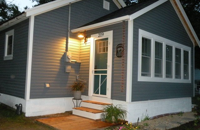 “Dutch Harbor” -Mackinaw City Cottage - ¡Camina a la ciudad! Firepit / Deck / Grill + más