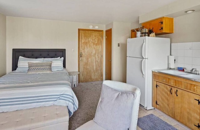 Dwntwn / Walk To Hospitals / Kitchen / WIFI & TV