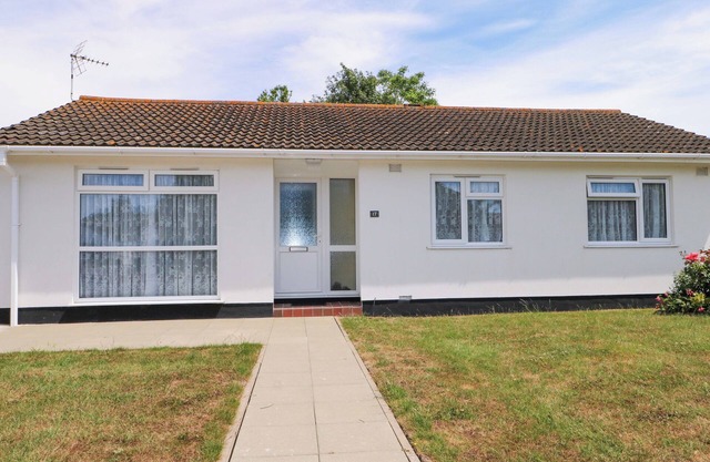 DYMCHURCH BUNGALOW, pet friendly, with a garden in Dymchurch