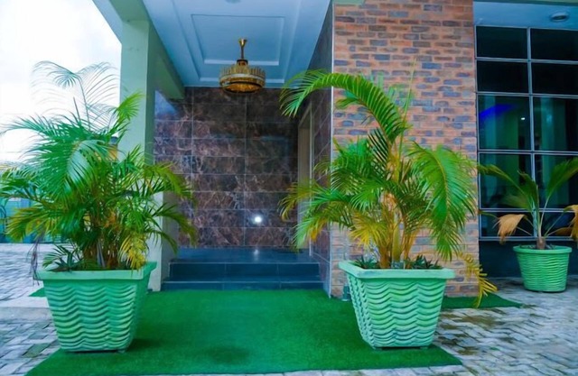 E- Exclusive Hotel