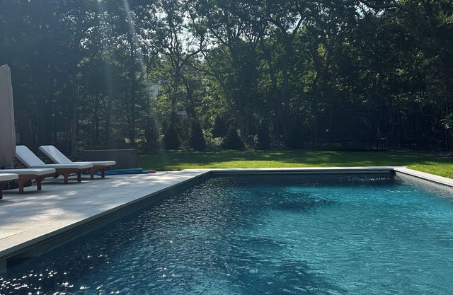 E. Hampton Beach House- Walk to Waterfront - Min. to Beaches- New Heated Pool
