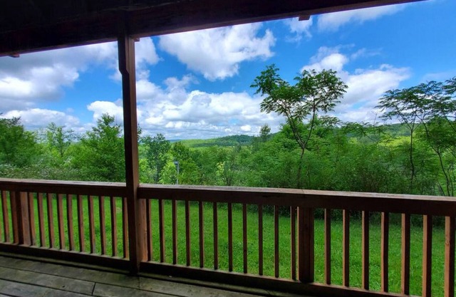 E102 · Winterplace Condo Ski in Ski out First Floor E102