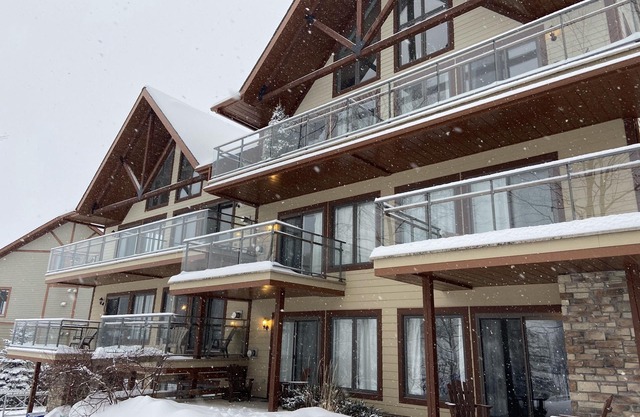 E104 Condo ski in ski out / vélo in velo out
