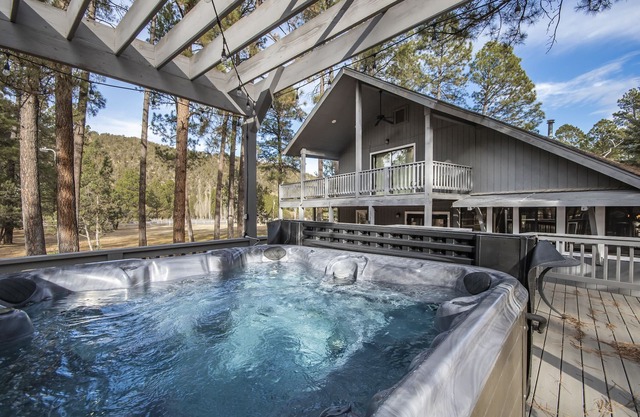 Eagle Creek Retreat, 7 habitaciones, capacidad para 23, sala de juegos, jacuzzi en el pabellón