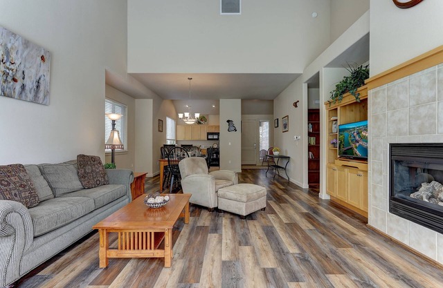 Eagle Crest Resort Townhome, Pool Access, Nearby Golf, Pickleball, Tennis, Large patio, Fireplace