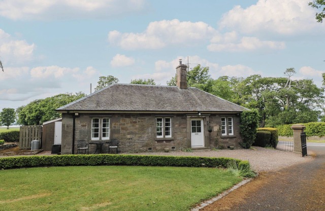EAGLE GLEN COTTAGE, romantic, with open fire in Coupar Angus