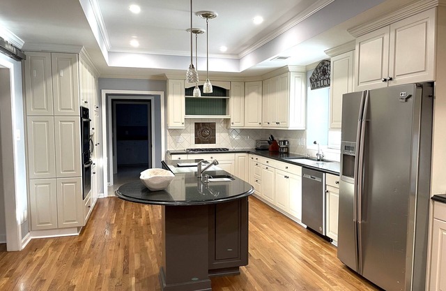 Eagle Ranch Estate, suburb of Atlanta w/ lake, gym, hot tub, zip lining, etc