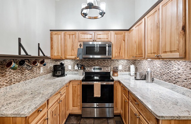 Eagle Ridge - Fireplace, Wifi, wooded views, Coosawattee Resort, and games!